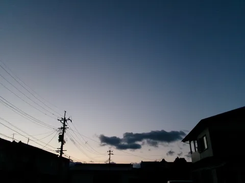 黄昏時、電線と空の静寂