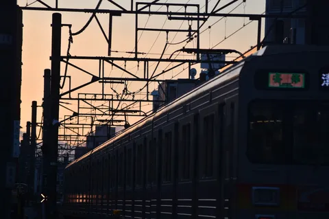 夕暮れを行く、都市の列車
