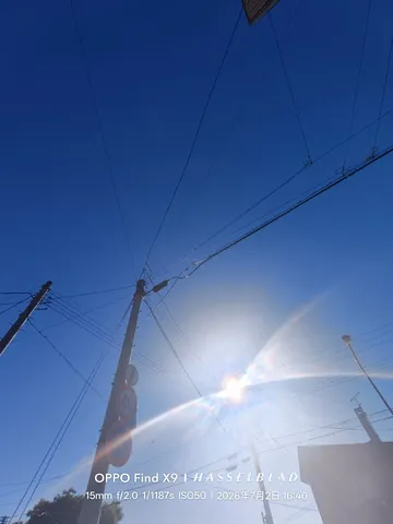 電線と空、太陽の眩しさ