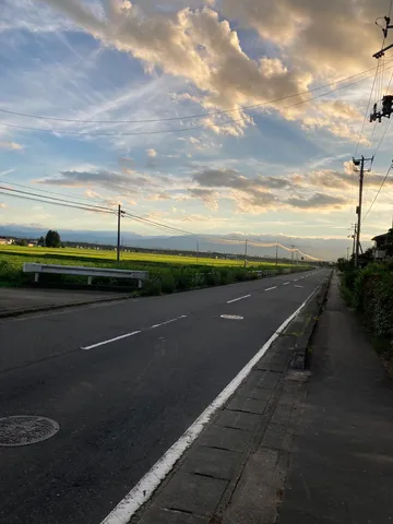 田園風景と夕暮れの道