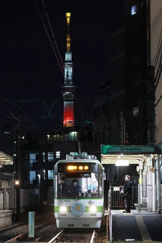夜の街を走る、旅路の明かり