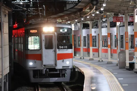 夜の駅で走る一瞬