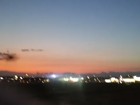 夜景の光が流れる、幻想的な空