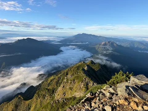 雲海を抜ける朝の峰