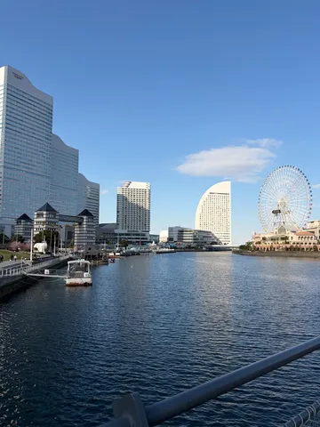 水面に映る都会の風景