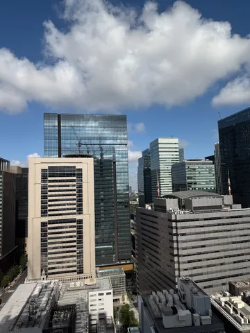 空とビル群のコントラスト