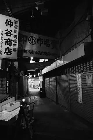 市場の静寂、灯りの残像