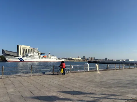 青空と湾岸、白い船の佇まい