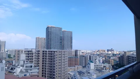 青空と広がる都市の風景