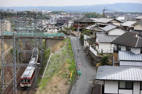 坂道の先に広がる日常風景