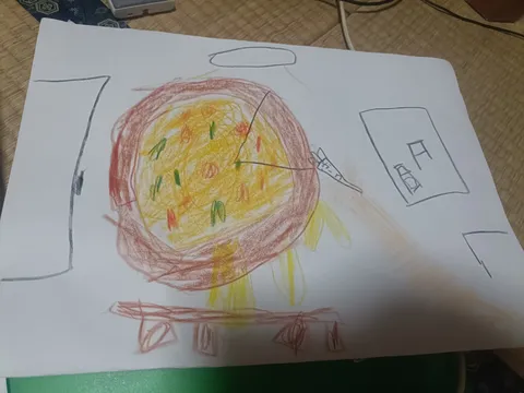 食卓に描かれたピザに夢中！