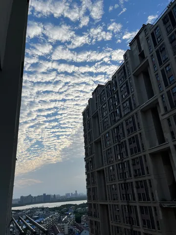 空を彩る雲と高層ビル