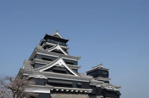 青空に映える黒い城郭