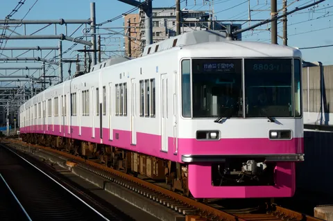 青空とピンクのコントラスト