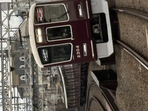 鉄骨の下、大胆カーブをゆく電車