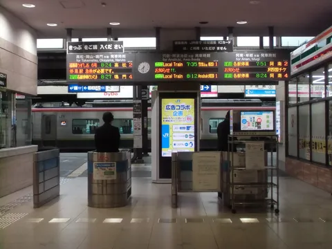電光掲示板が映す駅の日常