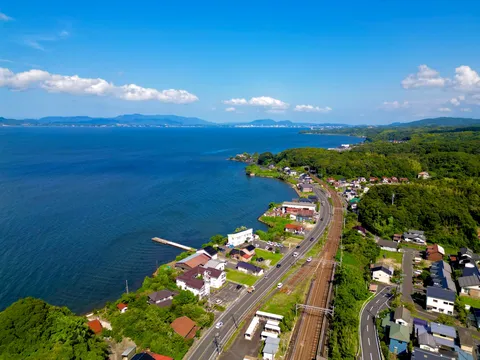 海沿いの町の鉄道と青い空