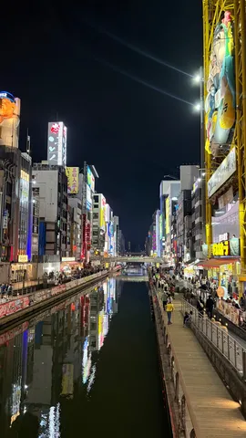 夜の運河に映る街の彩り