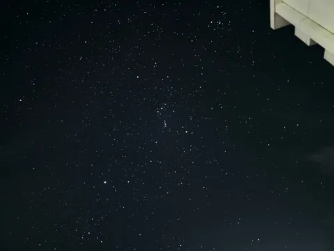 星降る夜空、建物の影