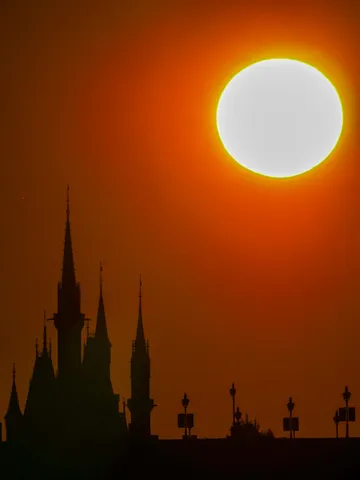 夕焼けに浮かぶお城