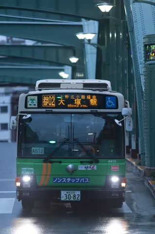 夜の路線バスが放つ静謐