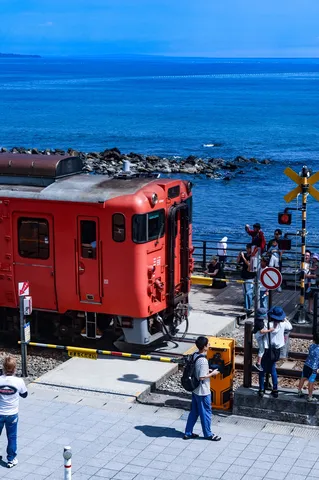 海辺のローカル線、青い海と赤い列車