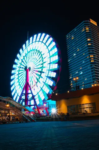 夜空を照らす観覧車