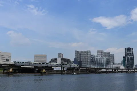 都会の風景とモノレール