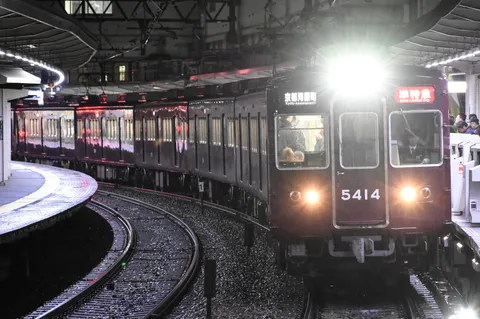 夜の駅に、光の帯