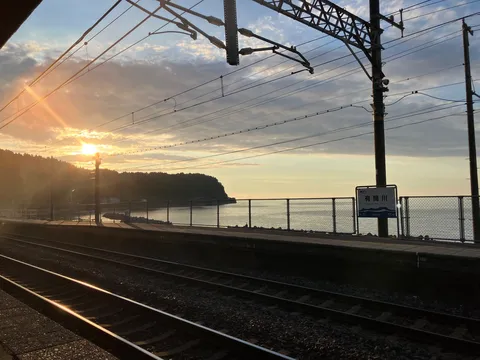 夕暮れを走る線路
