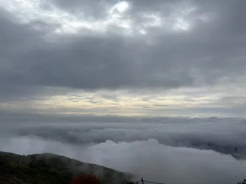 雲海に沈む山道、神秘的な風景