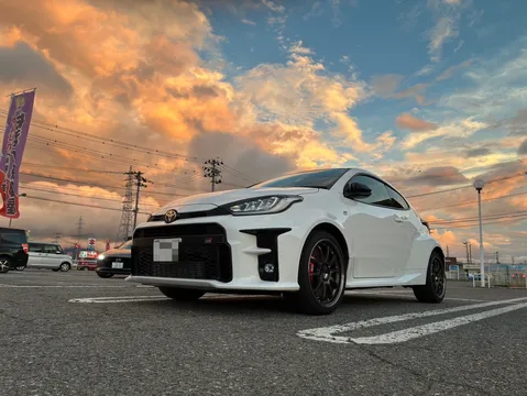 茜色の空と白い車