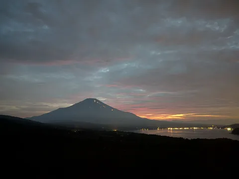 夜明け前の神秘的な山と湖