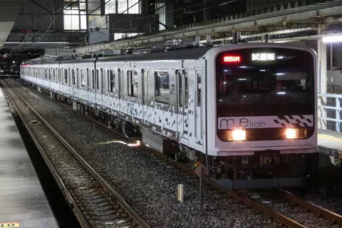 夜に浮かび上がる白い車両