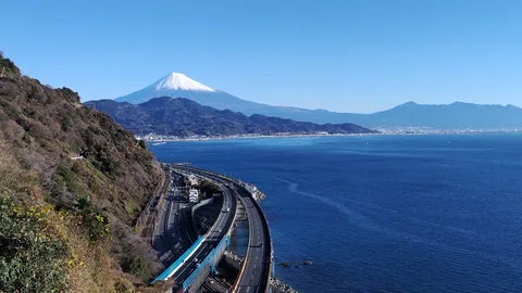 富士山、海沿いを見張る