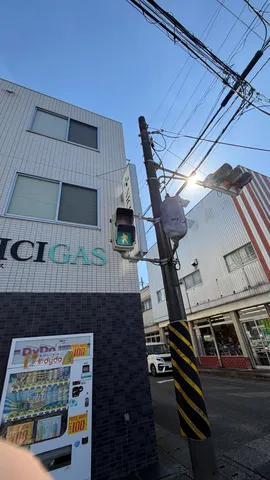 路地の光と電線の交差点