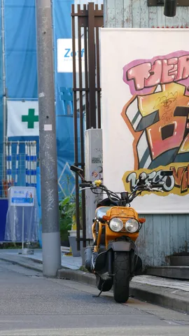 黄色いバイクと街の記憶