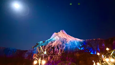 月光と山の夜景の余韻