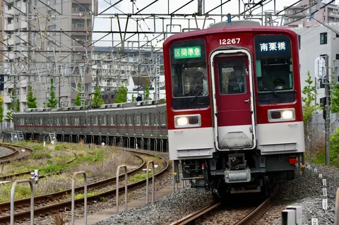 カーブを舞う緋色の列車
