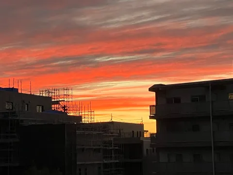 建設途中の空に燃える夕焼け