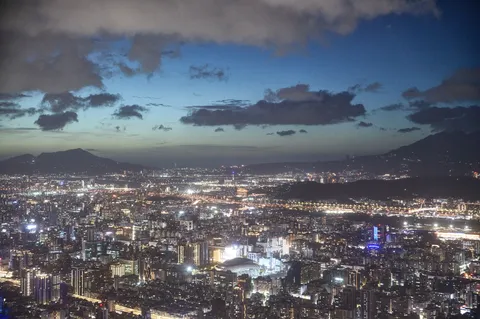夜空に浮かぶ光の街