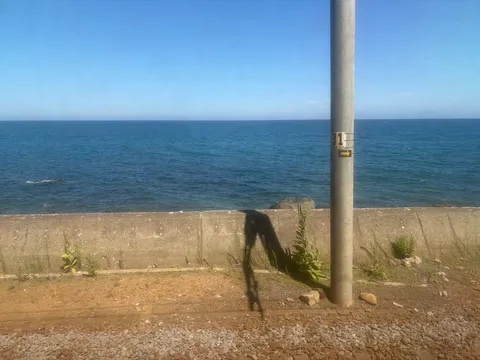 電柱と海、夏の終わりか