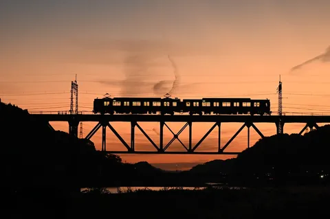 夕焼けを渡る列車