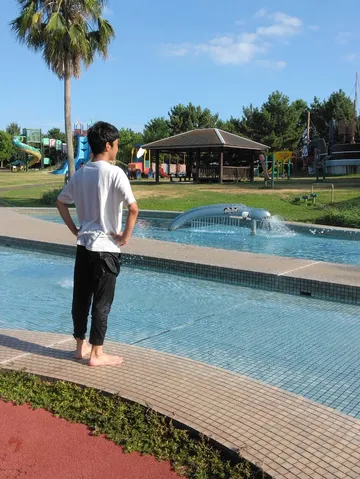 水辺に佇む夏の風景