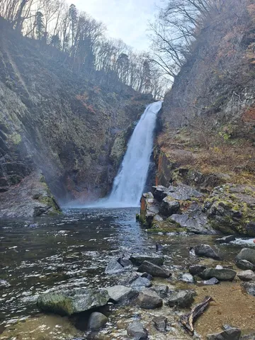 渓谷に響く水の歌