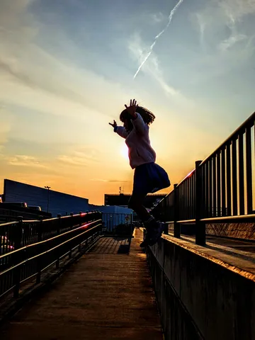 夕焼けに跳ねるシルエット