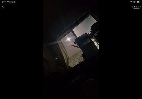 夜明け前の窓辺
