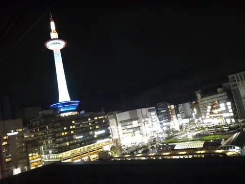 夜空に輝く京都のシンボル