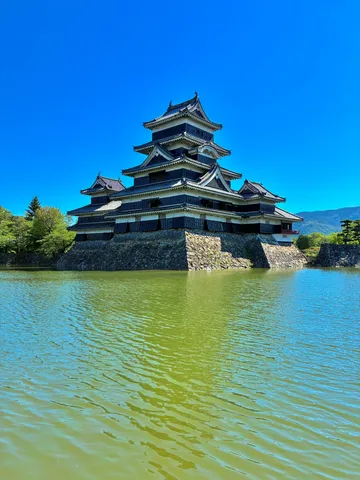 青空に映える五重の塔