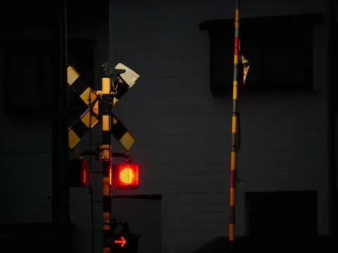 夜を照らす、警告の赤